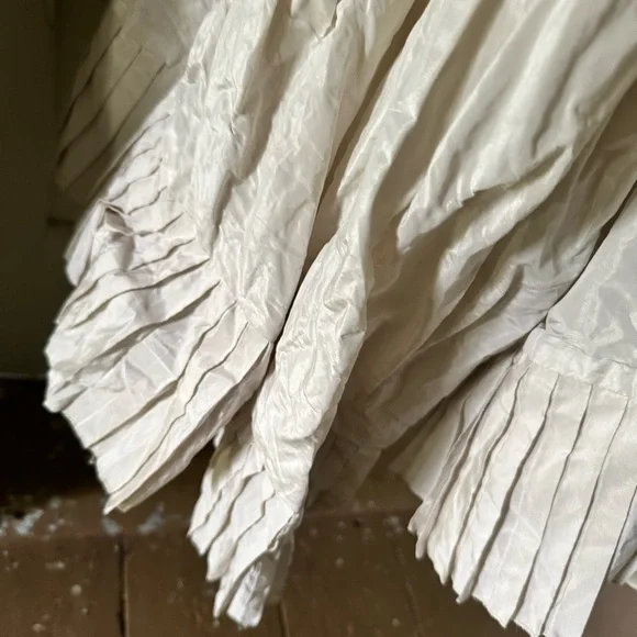 This is a Nicole Miller wedding dress, size 10. It wants to get married again! - Picture 7 of 17